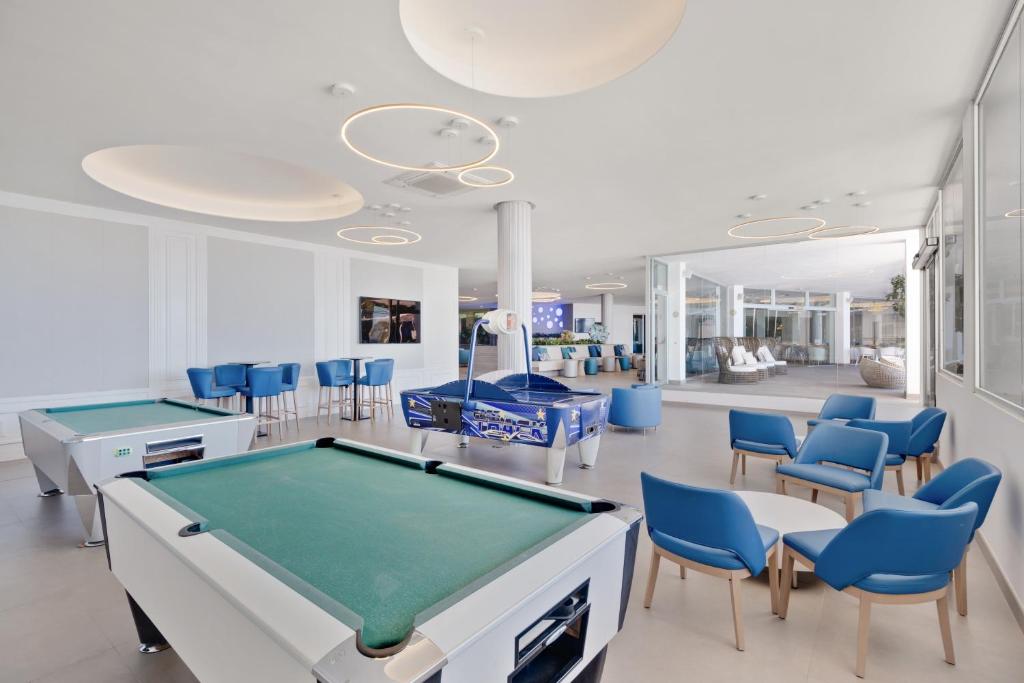 Mūsdienīgs izklaides telpa ar biljarda galdiem un ērtām zālēm, ideāla atpūtai un socializēšanai. Gaismas un plašs interjers rada patīkamu atmosfēru.