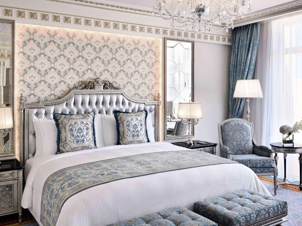 Eleganta guļamistaba ar greznu gultu, dekoratīvām spilveniem un izsmalcinātu interjeru. Telpā ir kristāla lustras un mīksti audumi, kas rada mājīgu atmosfēru.