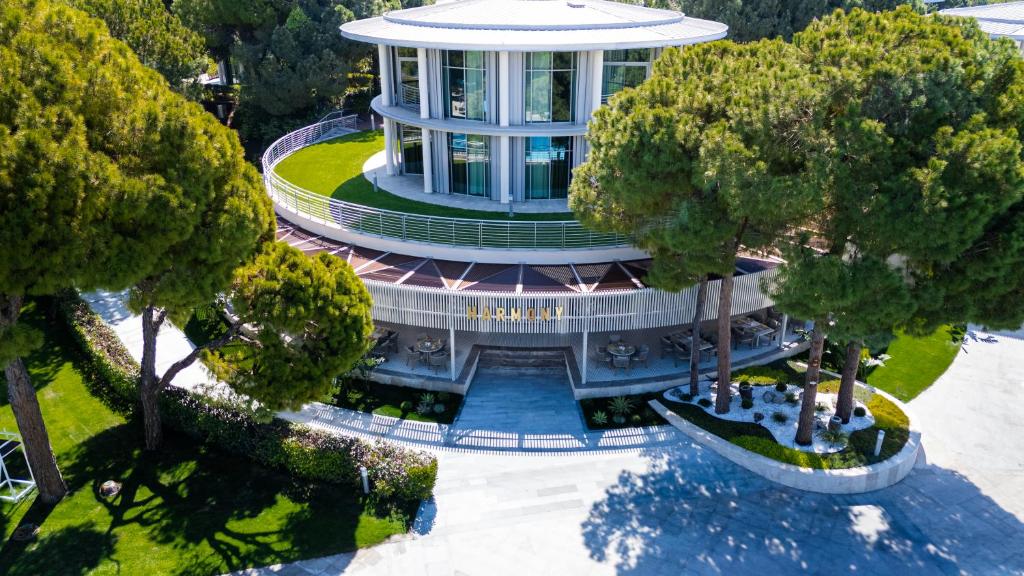 Mūsdienīgs arhitektūras objekts ar plašu terasi, ko ieskauj zaļi koki un dārza ainavas. Ideāla vieta relaksācijai un atpūtai.