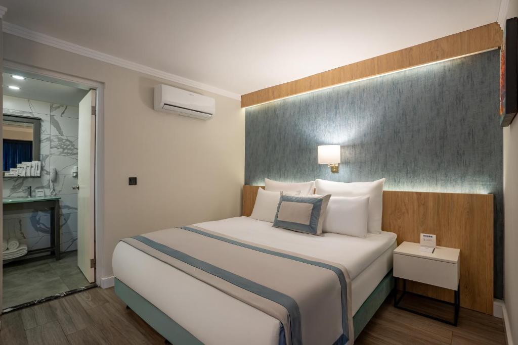 Mūsdienīgs numurs Bergiz Hotels & Resort Kemer ar ērtu gultu un moderna dizaina elementiem.