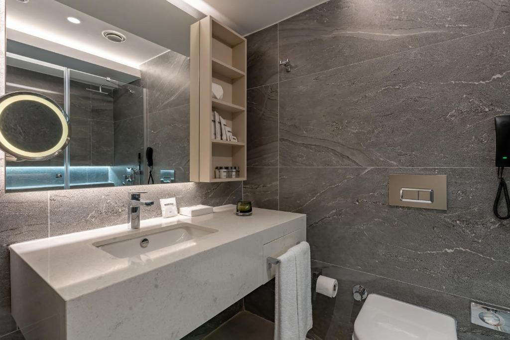 Mūsdienīgs vannas istabas interjers Bergiz Hotels & Resort Kemer.