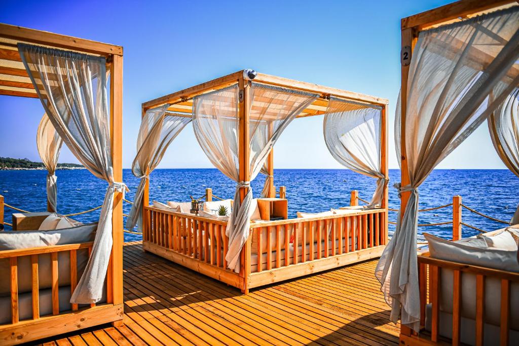 Atpūtas zonas piekrastē Bergiz Hotels & Resort Kemer ar skatu uz jūru.