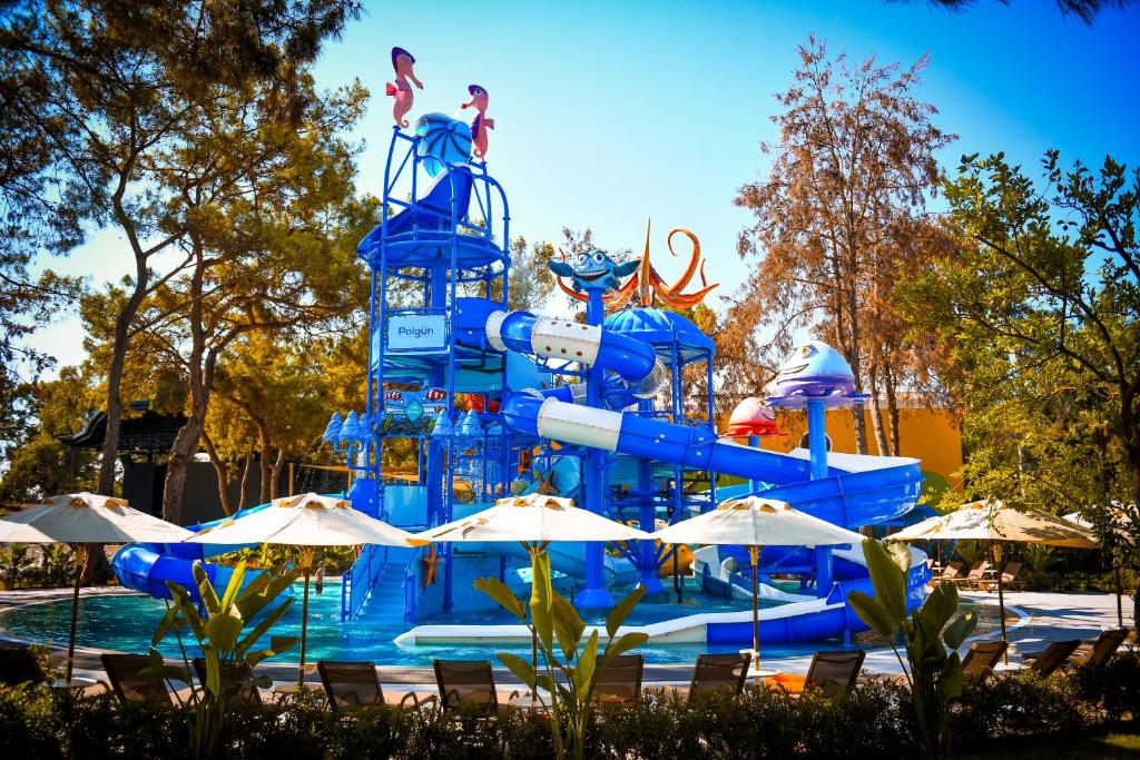 Bergiz Hotels & Resort Kemer ūdens atrakciju parks ar zilu slidkalniņu.