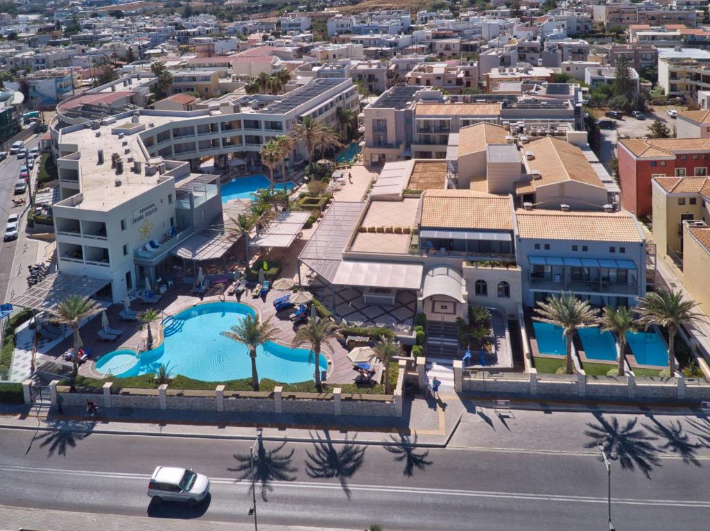 Viesnīcas komplekss ar baseiniem, palmām un apkārtējo ainavu, redzams no gaisa. Ideāla vieta atpūtai un relaksācijai.