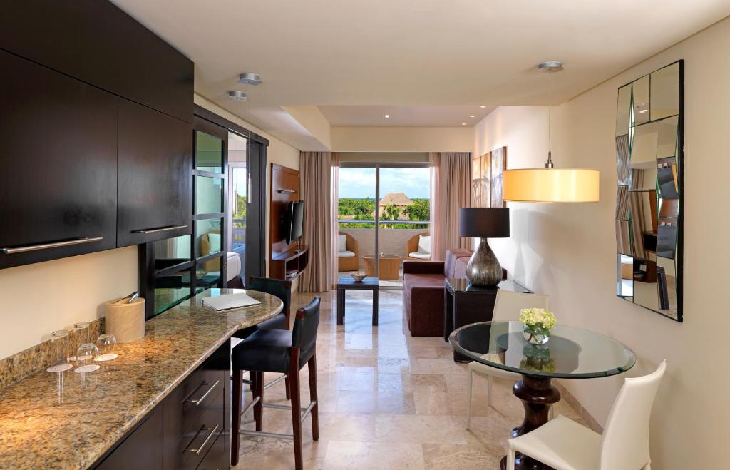 Mūsdienīgs viesnīcas numurs ar atvērtu plānojumu, kurā ir virtuvīte, ēdamgalds un viesistaba ar skatu uz dabu. Interjeru raksturo gaiši toņi un stilīgi mēbeļi.