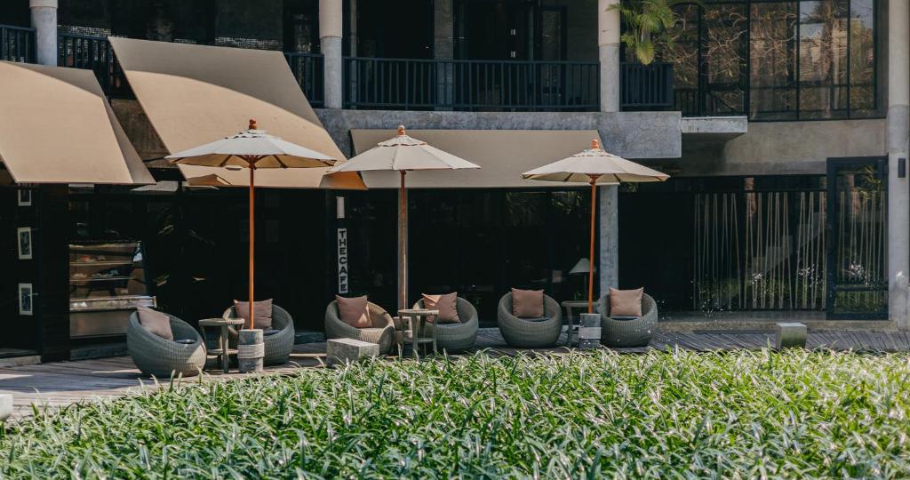 Atsvaidzinošs kafejnīcas āra stūris ar ērtām sēdvietām, saulessargiem un zaļojošu zālienu. Ideāla vieta relaksācijai un atpūtai.