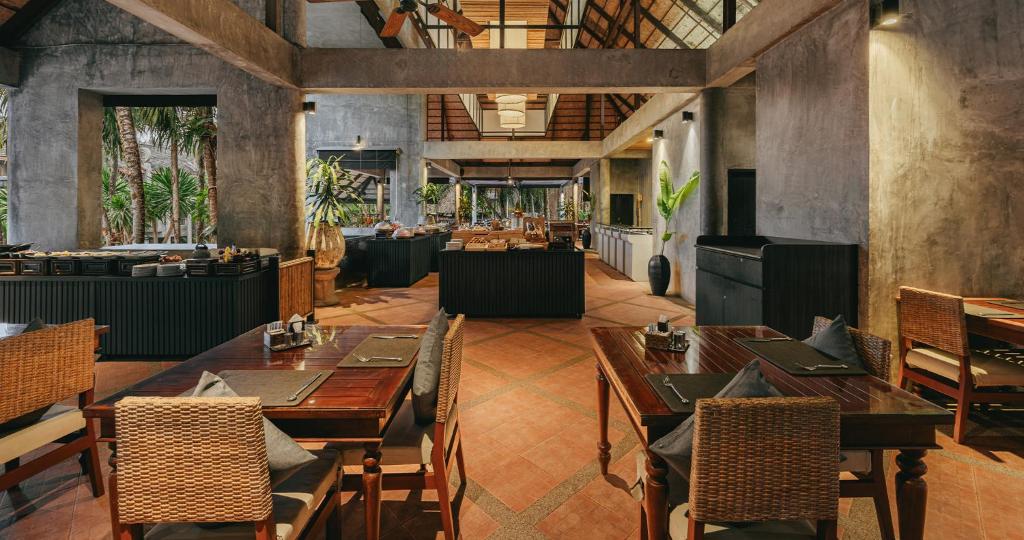 Mūsdienīgs restorāns ar plašu telpu, dabīgiem elementiem un elegantu interjeru, kas aicina apmeklētājus izbaudīt gardēžu ēdienus. Atvērta telpa ar dabisko apgaismojumu un dārza ainavu.