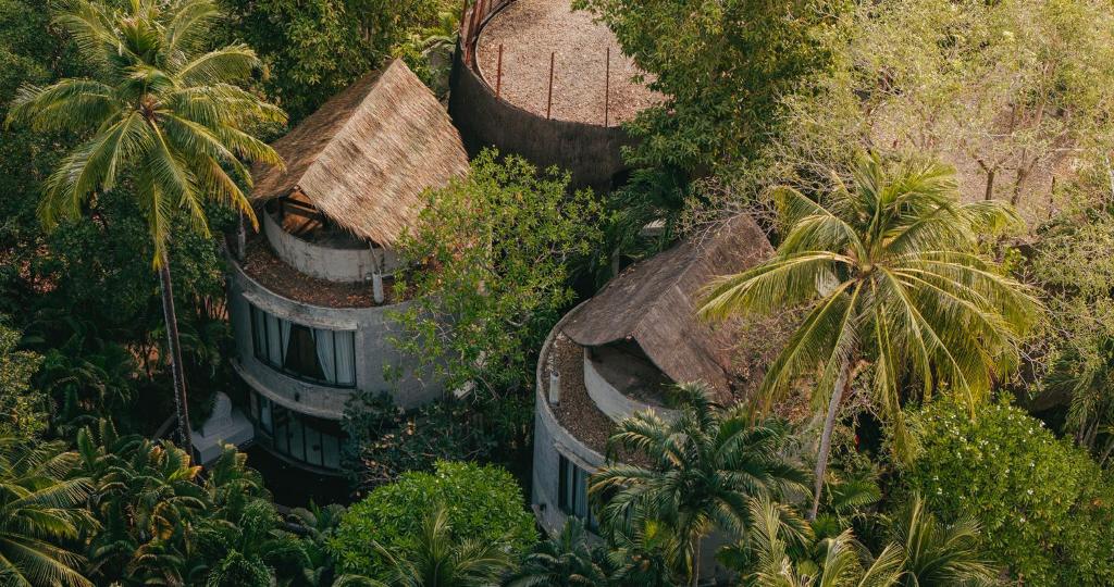 Tropu arhitektūra, kas harmoniski saplūst ar dabu, ar divām stilīgām mājām, kas ierāmētas zaļojošos palmās un kokiem. Ideāla vieta atpūtai un relaksācijai.