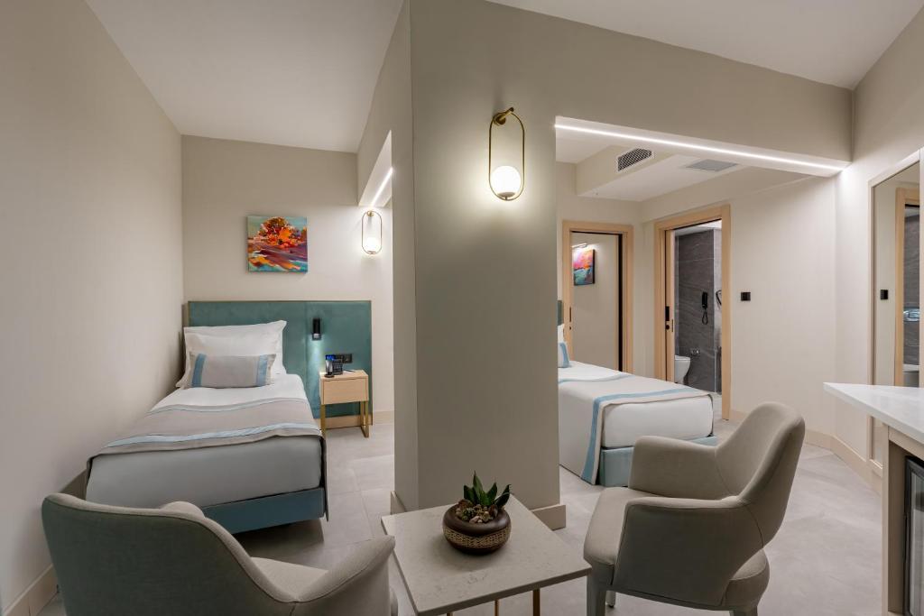 Mūsdienīgs numurs viesnīcā Bergiz Hotels & Resort Kemer ar gaisīgu interjeru