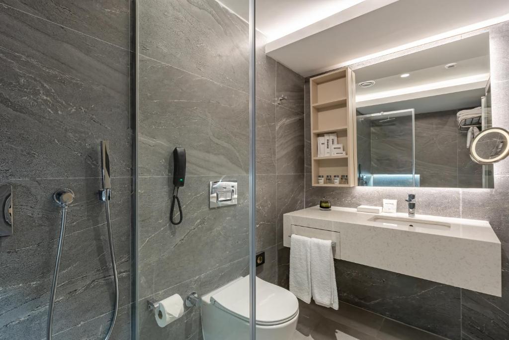 Moderns vannas istabas interjers viesnīcā Bergiz Hotels & Resort Kemer
