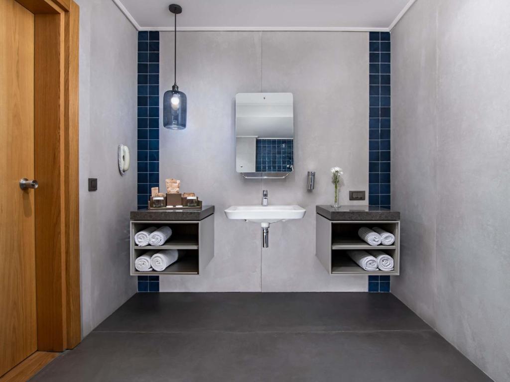 Rixos Sungate moderns vannas istabas interjers ar elegantiem akcentiem.