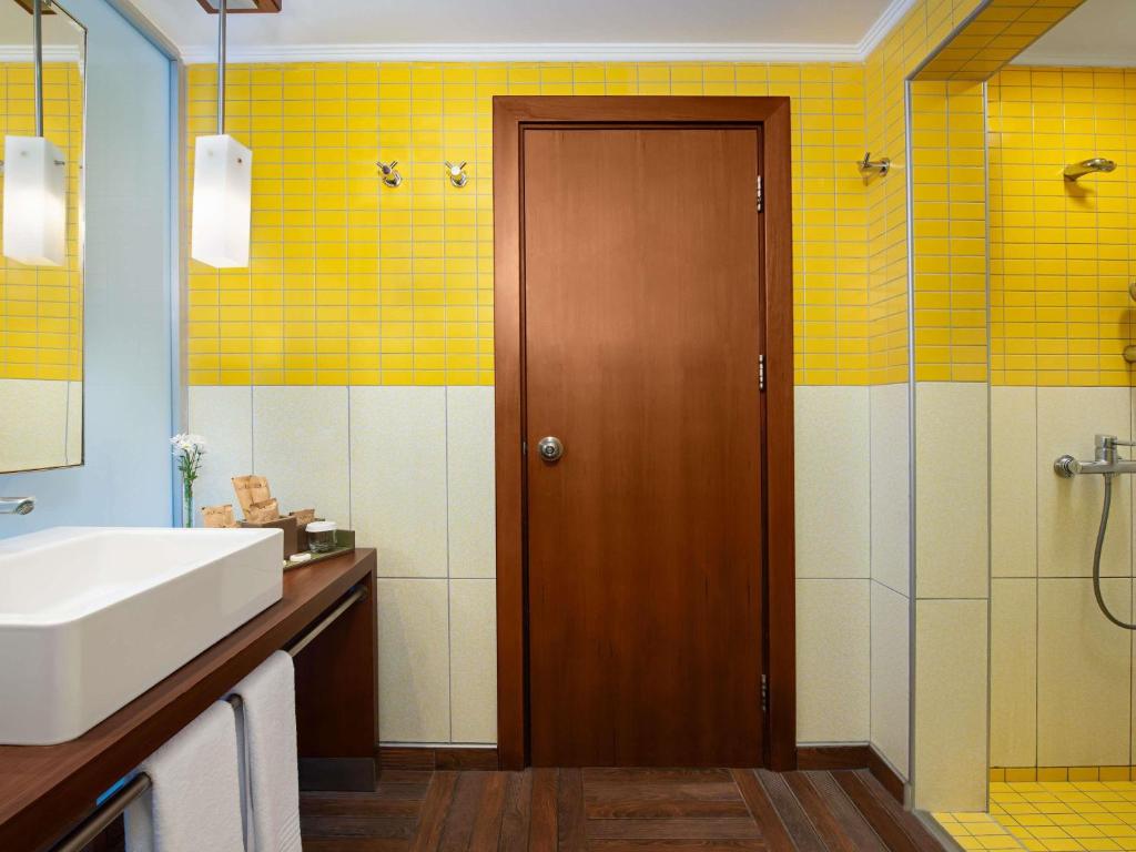 Rixos Sungate - moderns vannas numurs ar dzeltenām flīzēm un elegantu dizainu