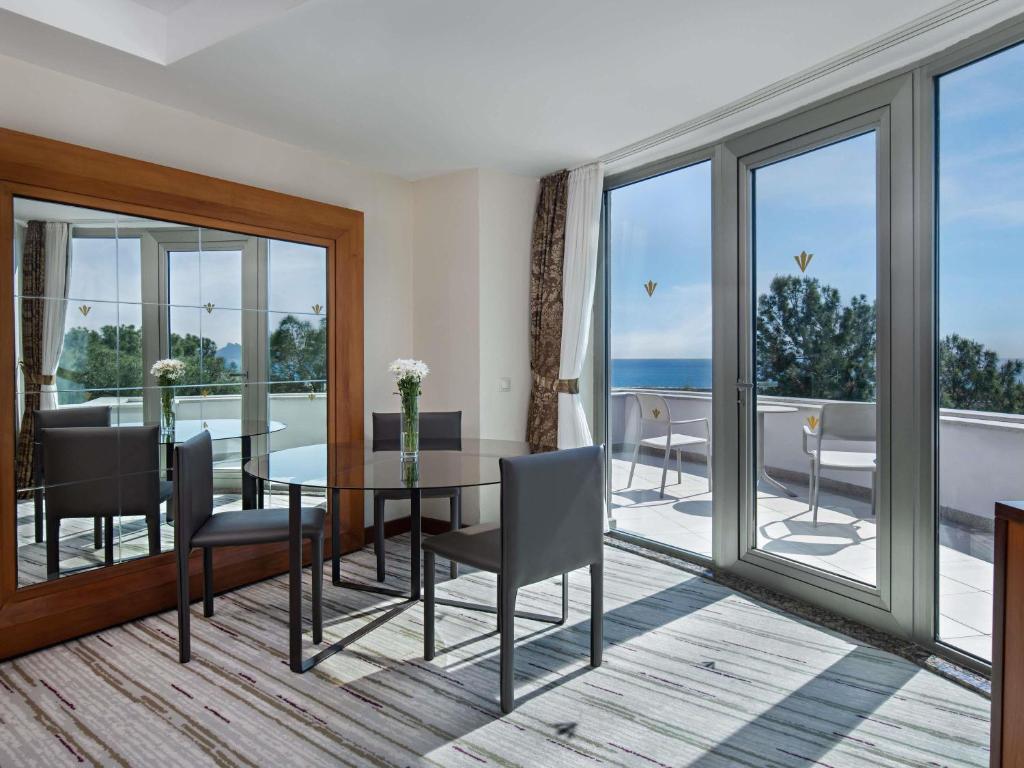 Rixos Sungate numurs ar skatu uz jūru un modernu interjeru