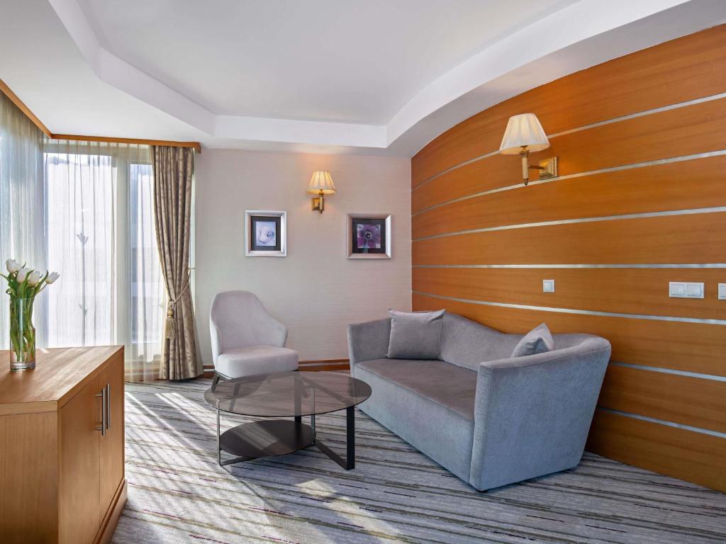 Rixos Sungate numura viesistaba ar mūsdienīgu interjeru un logiem uz dabu.