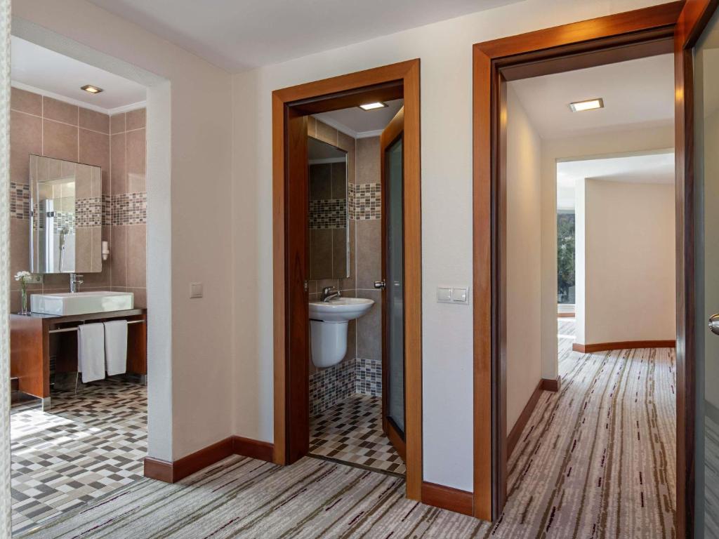 Moderna vannas istaba Rixos Sungate - The Land of Legends Access ar elegantiem akcentiem.