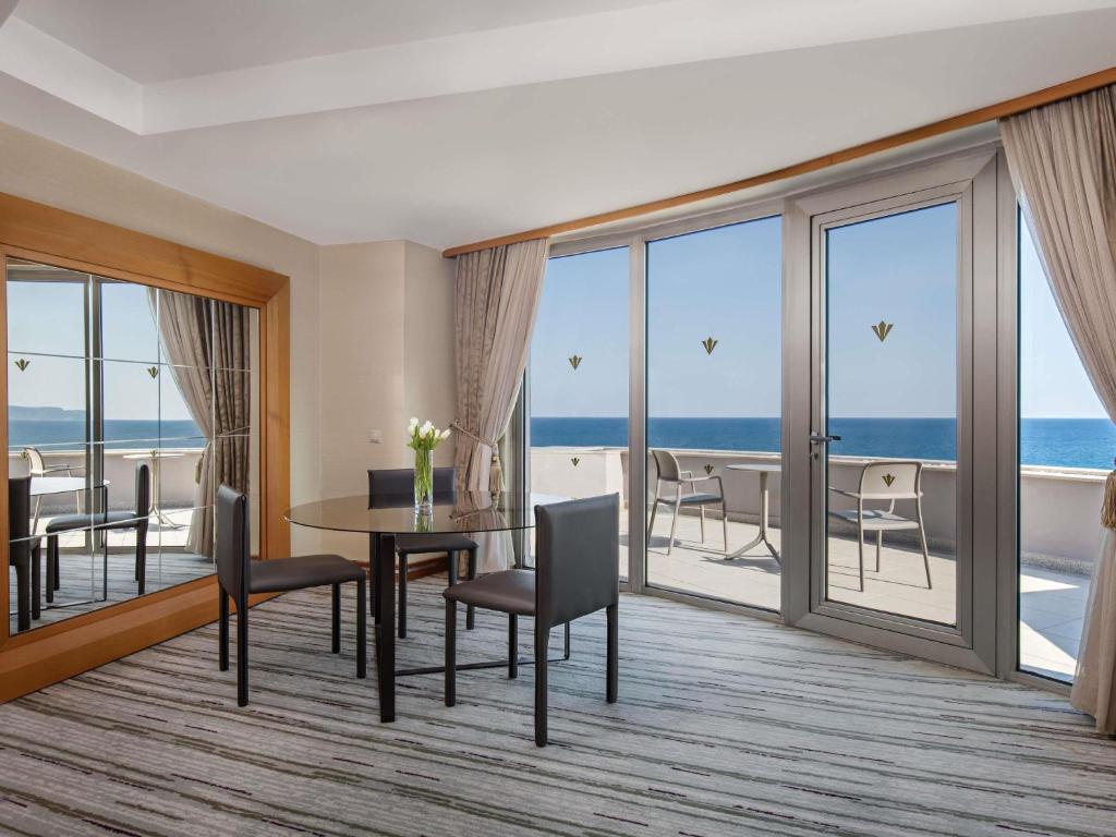 Rixos Sungate numurs ar skatu uz jūru un terasi