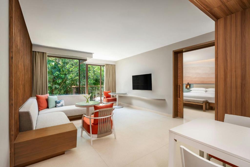 Mūsdienīgs viesnīcas numurs ar plašu viesistabu, lieliem logiem un dabu redzošu skatu. Interjers ir elegantā stilā ar komfortablām mēbelēm un siltām krāsām.