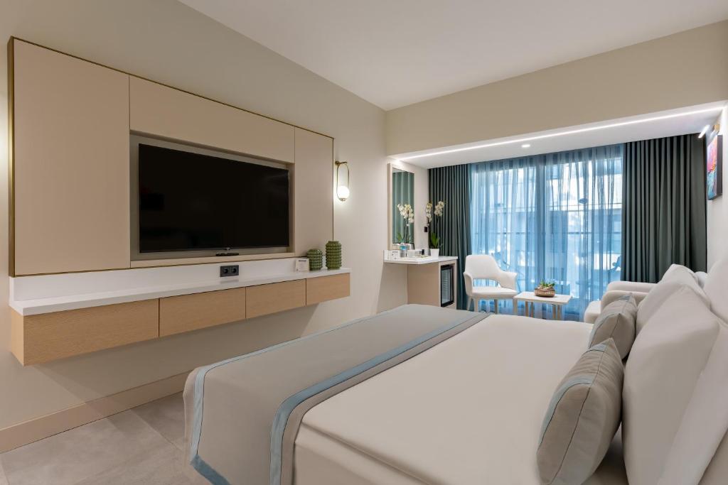 Mūsdienīgs numurs ar televizoru un skatu uz dabu, Bergiz Hotels & Resort Kemer