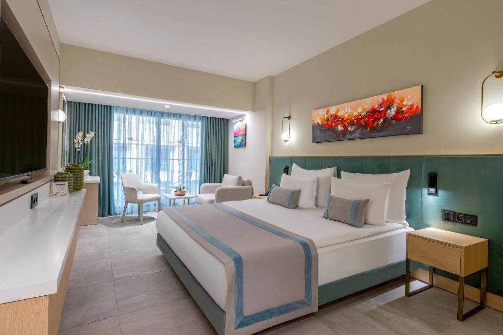 Mūsdienīgs numurs ar ērtu gultu un skatu uz dabu Bergiz Hotels & Resort Kemer