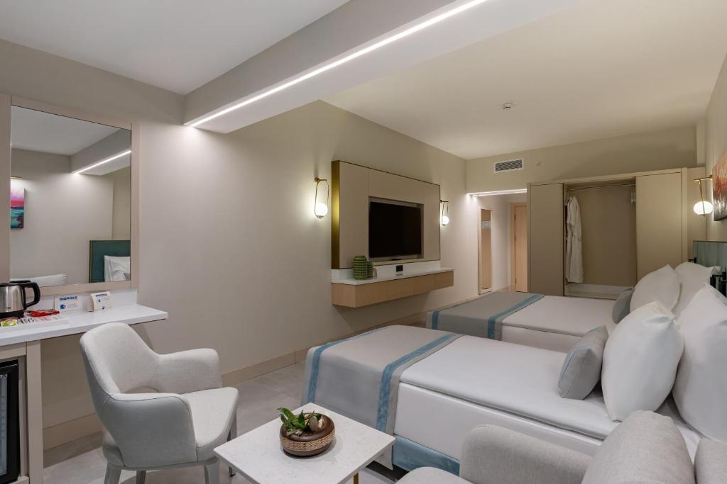 Divvietīgais numurs Bergiz Hotels & Resort Kemer ar modernu interjeru.