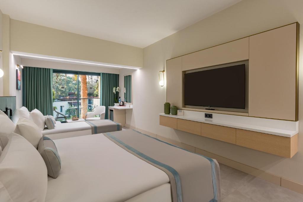Mūsdienīgs numurs viesnīcā Bergiz Hotels & Resort Kemer ar balkonu un TV
