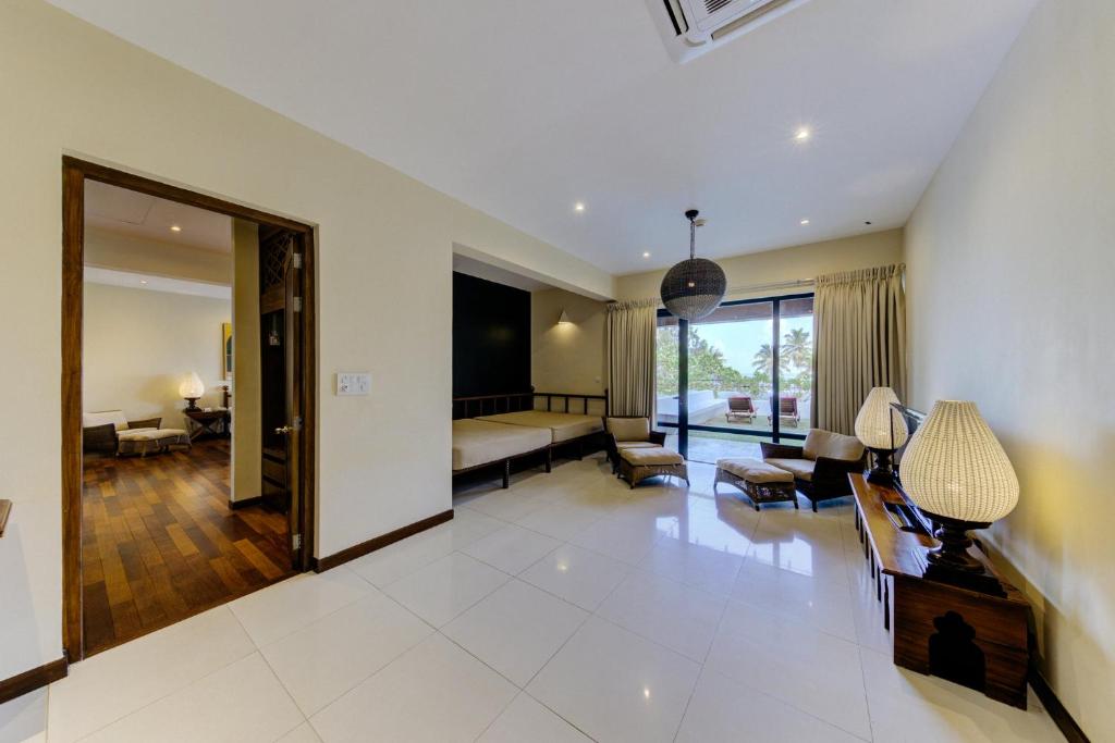 Cinnamon Bey numurs ar skatu uz dārzu un modernu interjeru.