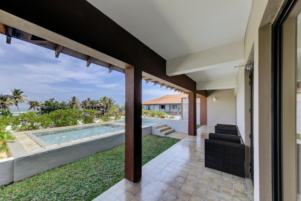 Cinnamon Bey veranda ar skatu uz baseinu un jūru