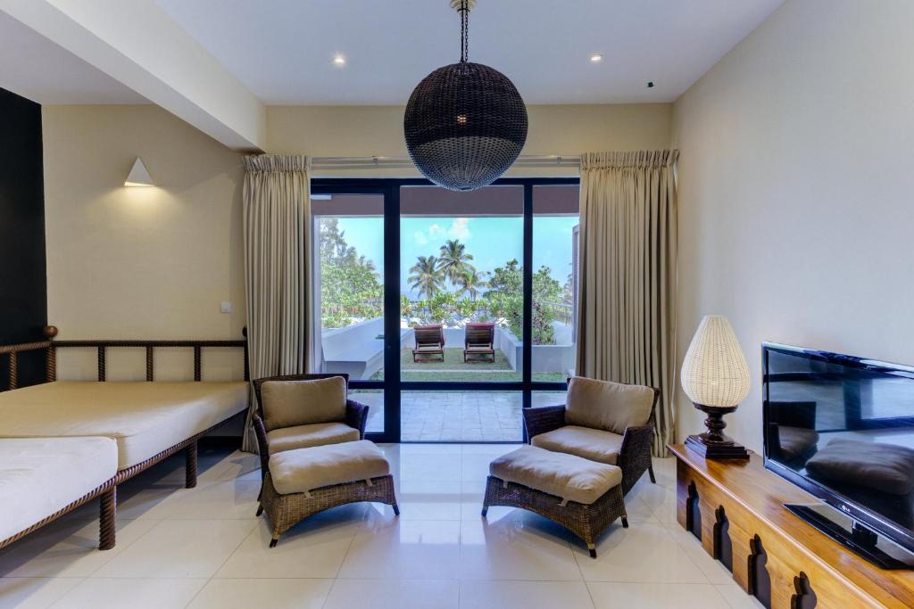 Cinnamon Bey plašs numurs ar skatu uz dārzu un dīvāniem