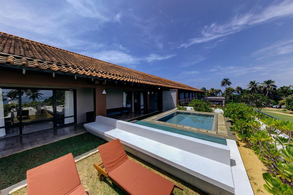 Cinnamon Bey villa ar privāto baseinu pie jūras krasta.