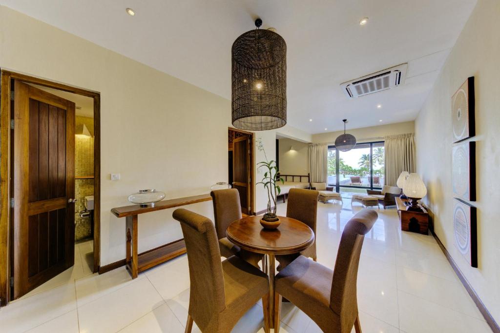 Cinnamon Bey viesnīcas elegants numurs ar skatu uz dārzu.