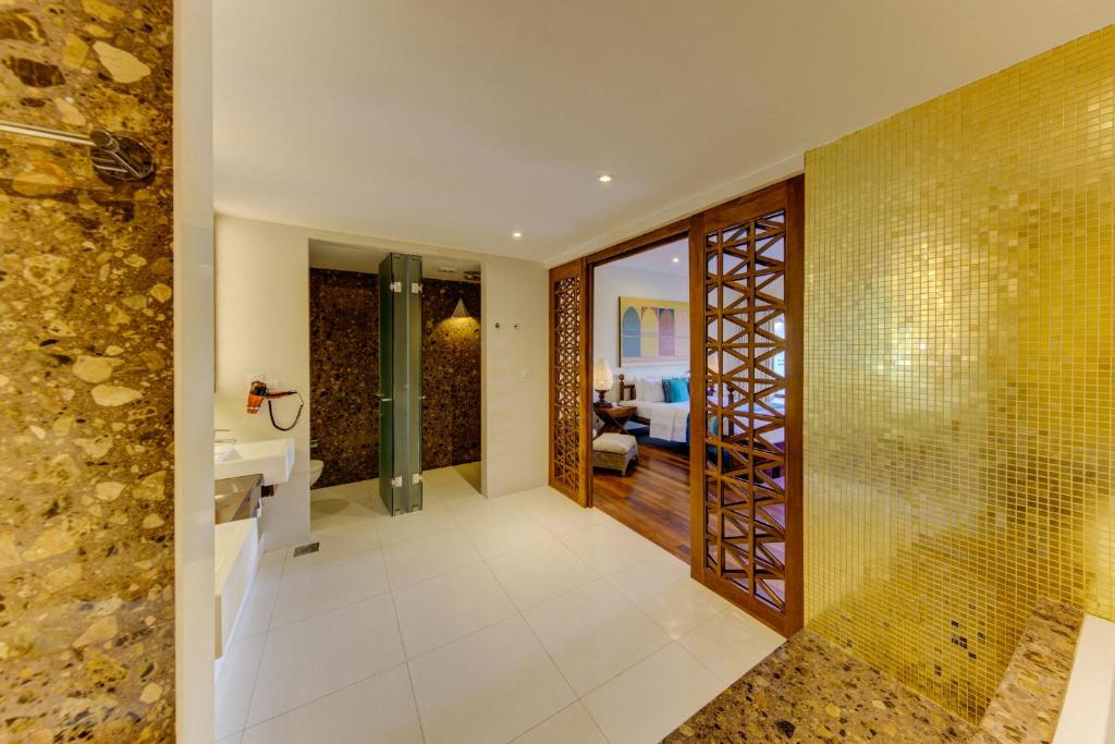 Cinnamon Bey luksusa numurs ar zelta akcentiem