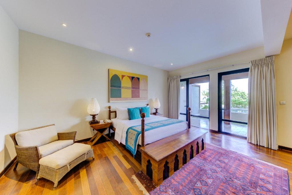 Cinnamon Bey grezns numurs ar balkonu un skatu uz dārzu.