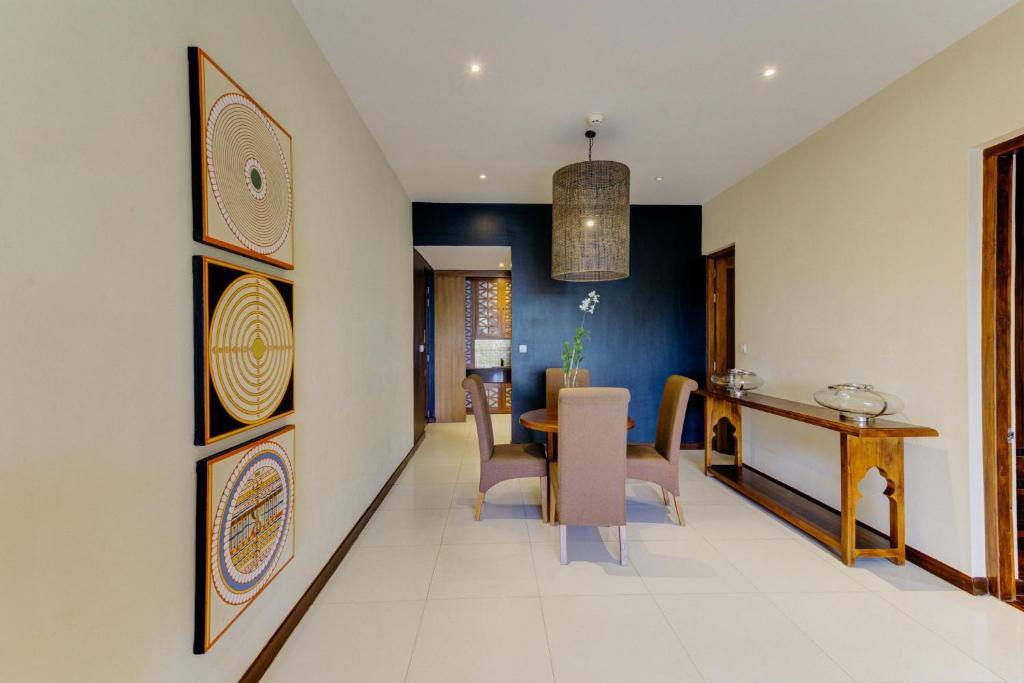 Elegant hotel dining area at Cinnamon Bey.