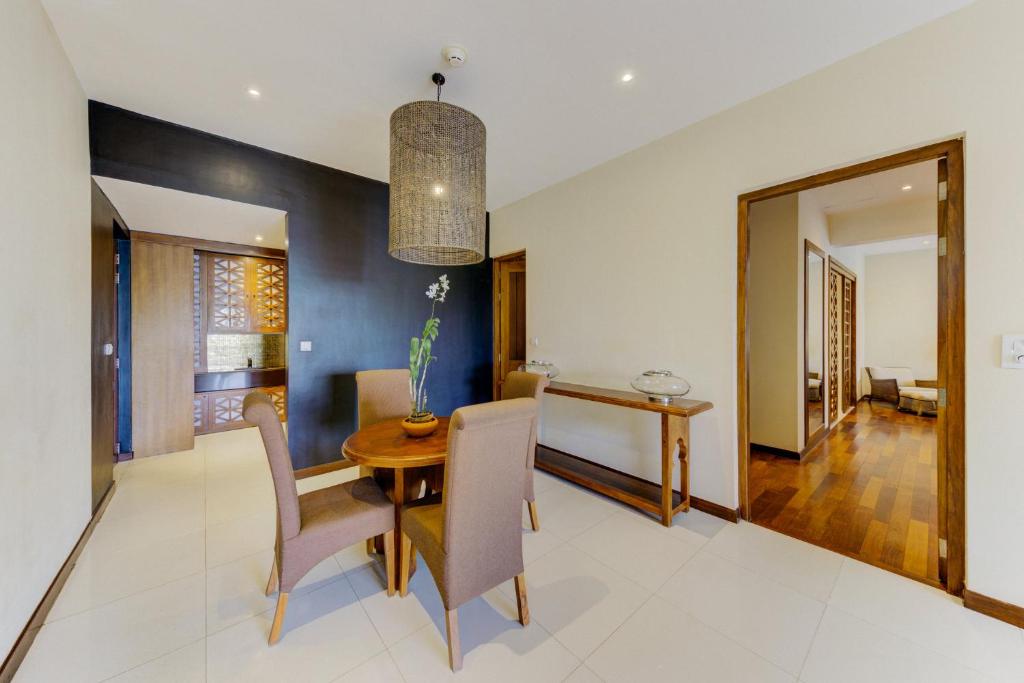 Cinnamon Bey viesnīcas numurs ar elegantu interjeru un ēdamzonu.