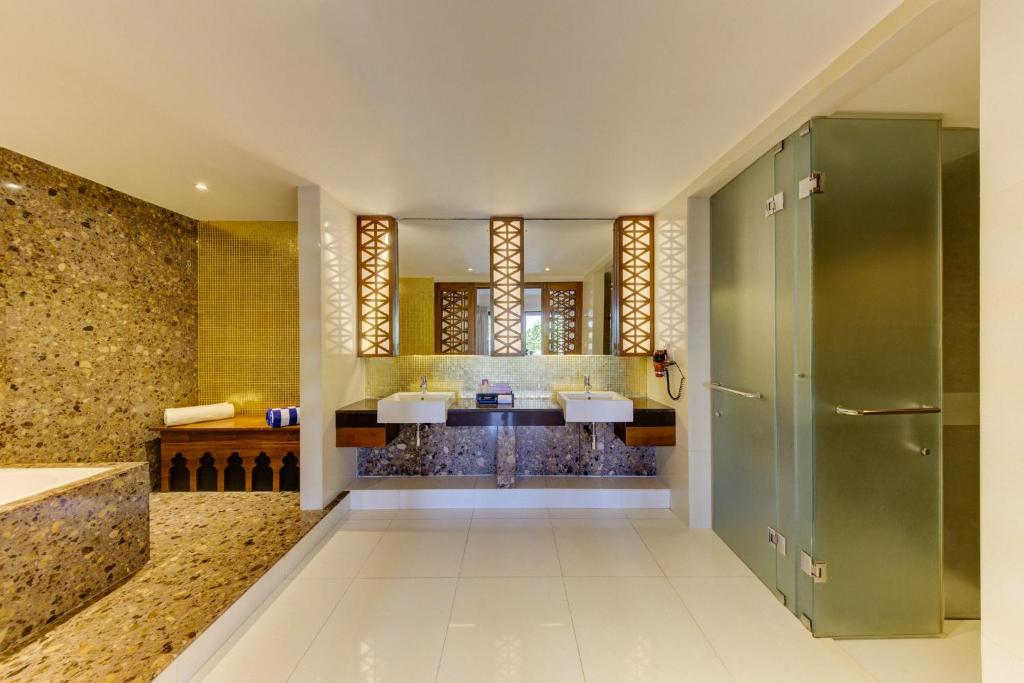 Cinnamon Bey viesnīcas luksusa vannas istaba ar modernu dizainu.