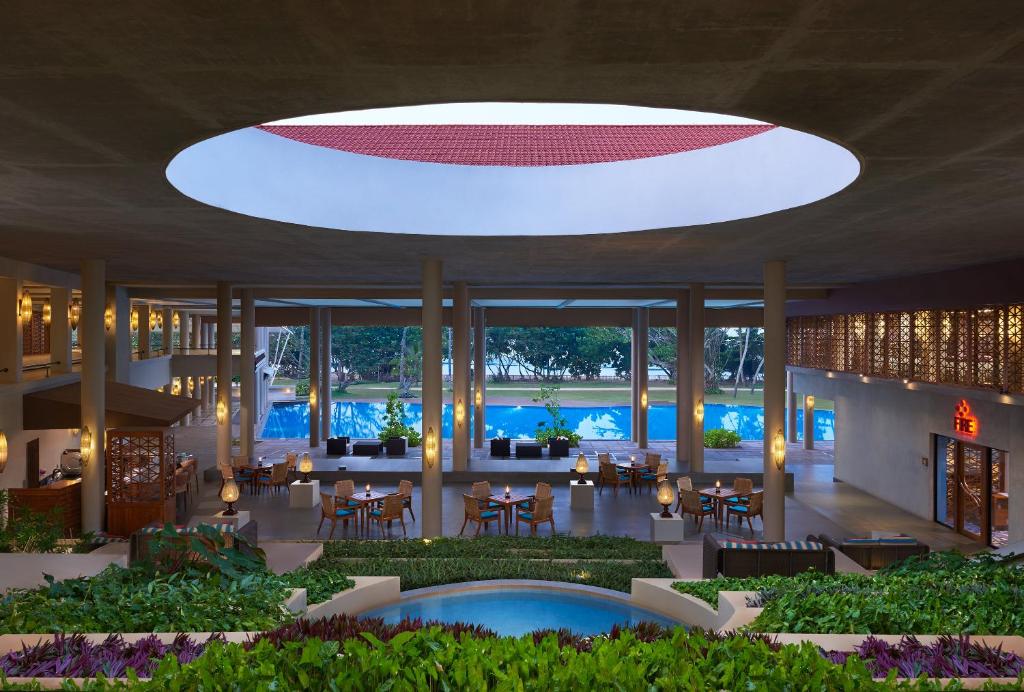 Cinnamon Bey viesnīcas elegants iekšpagalms ar baseinu