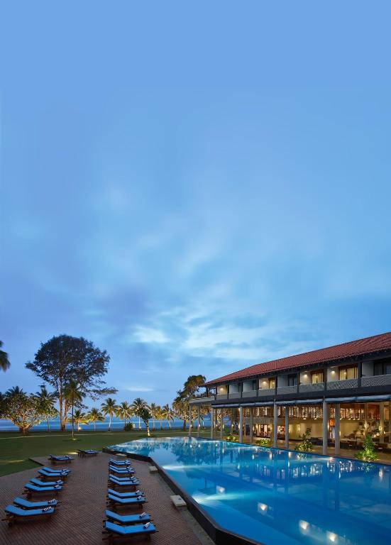 Cinnamon Bey baseins pie jūras krastā