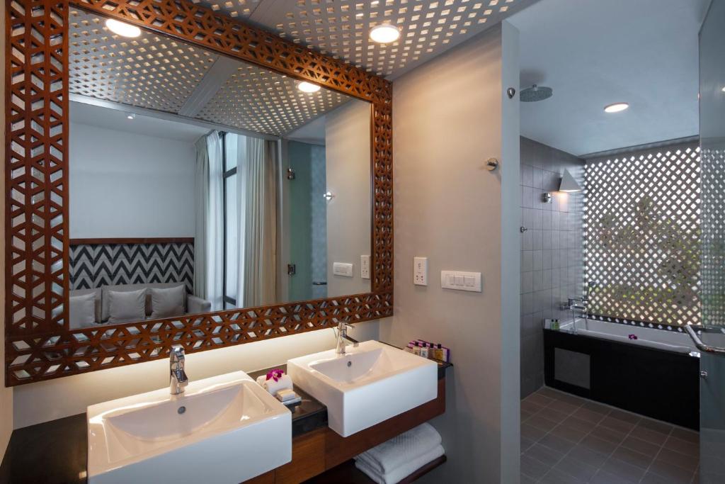 Cinnamon Bey vannasistaba ar modernu dizainu un dubulto izlietni.