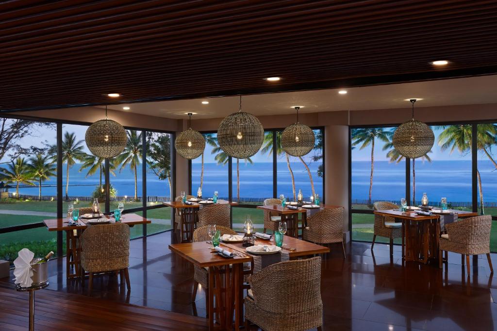 Restorāns ar skatu uz jūru viesnīcā Cinnamon Bey.