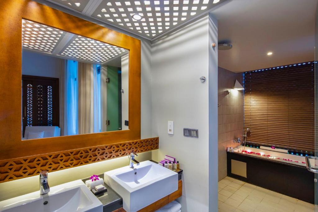 Elegants vannas numurs viesnīcā Cinnamon Bey ar moderniem elementiem.