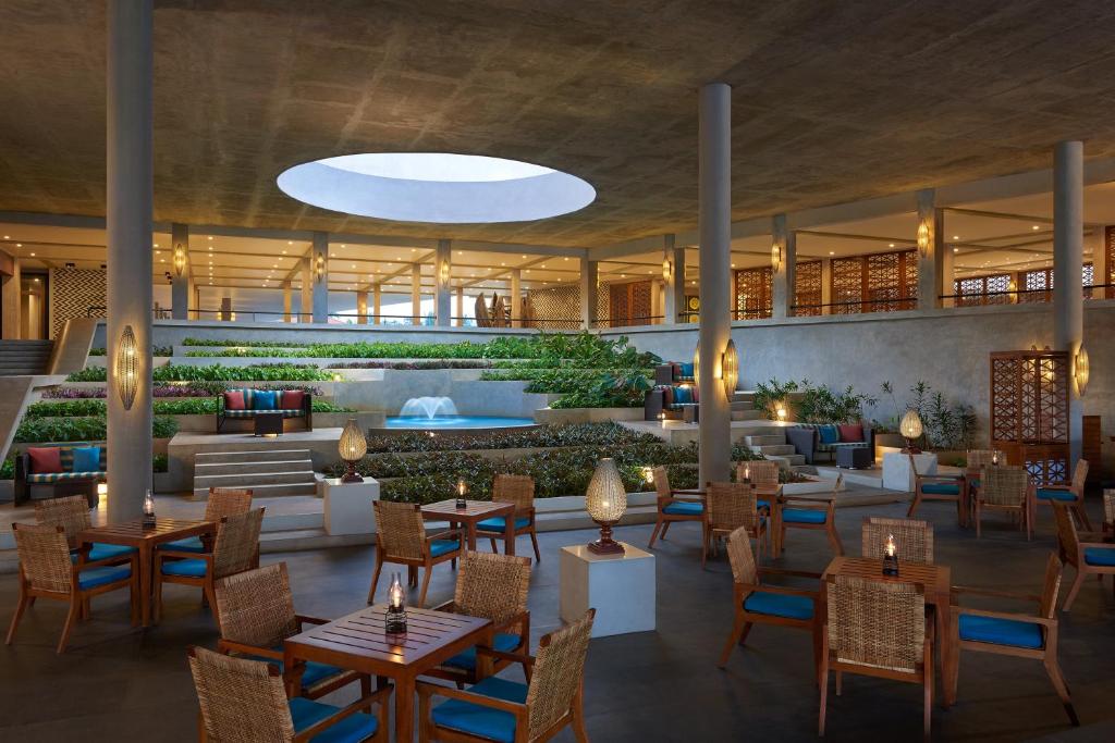 Cinnamon Bey elegantā terase ar strūklaku un sēdvietām