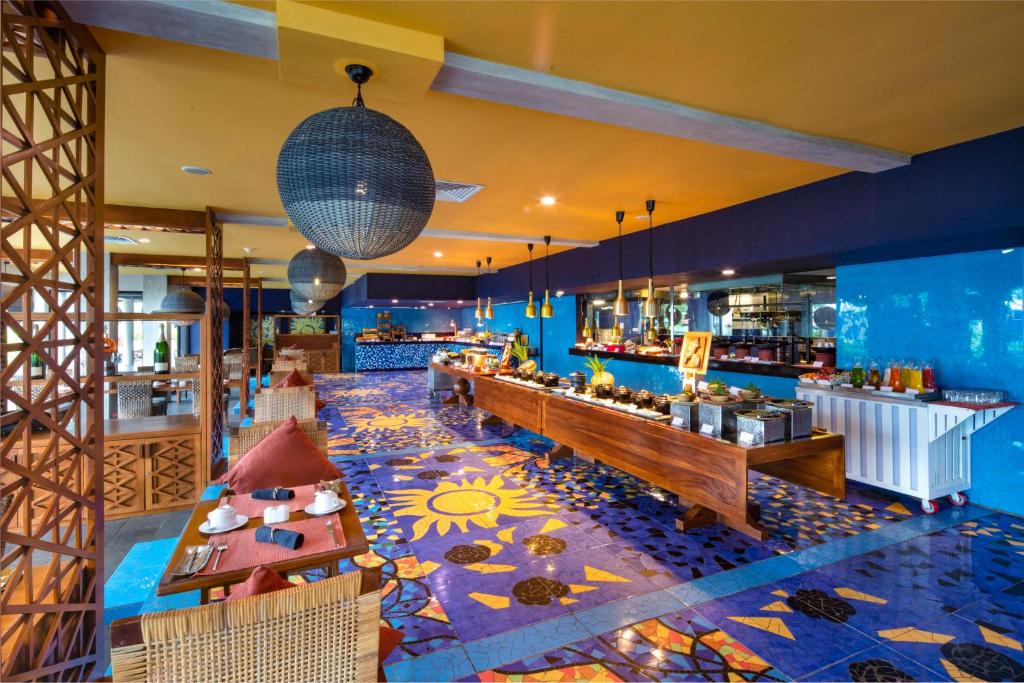 Cinnamon Bey restorāns ar krāsainu interjeru un bufeti