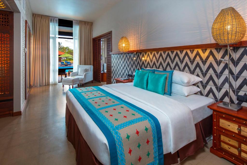 Numurs ar skatu uz baseinu Cinnamon Bey viesnīcā.