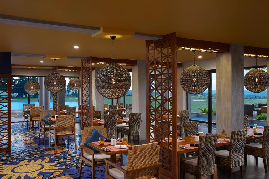 Cinnamon Bey restorāns ar skatu uz baseinu.