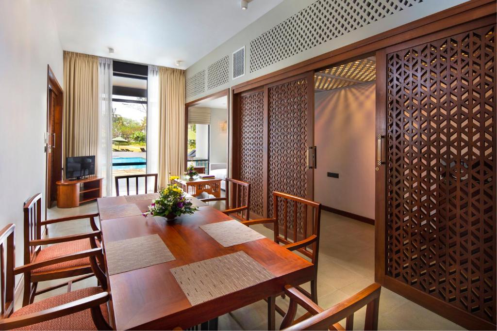 Cinnamon Bey viesnīcas numurs ar skatu uz baseinu