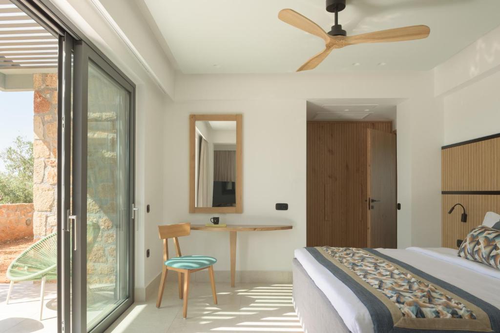 Mūsdienīga guļamistaba ar dīķa skatu, koka ventilatoru un vienkāršu mēbeli, kas rada relaksējošu atmosfēru. Gaismas tonis un stilīgais dizains veido ērtu un estētisku telpu.