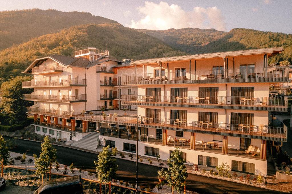 Mūsdienīga viesnīca ar balkoniem un terasēm, ieskauta kalnu ainavā, piedāvā relaksējošu atmosfēru un skaistu skatu. Apzaļumota teritorija un elegants arhitektūras stils papildina kopējo pievilcību.