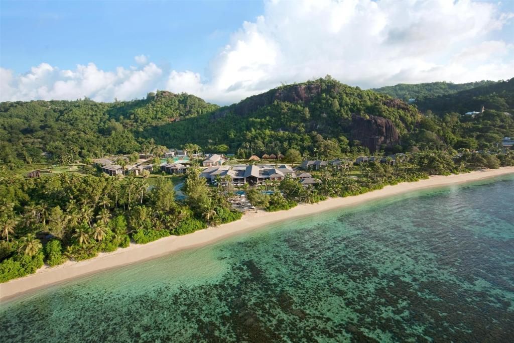 Kempinski Seychelles Resort panorāma ar smilšu pludmali un tirkīzzilu okeānu