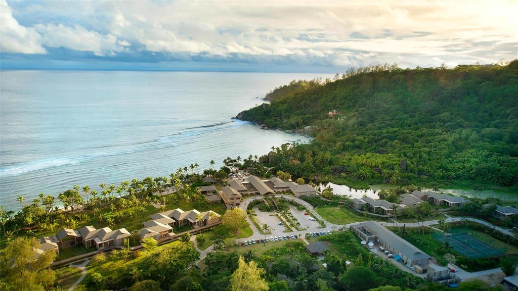 Kempinski Seychelles Resort panorāma ar tropu dārziem un okeāna piekrasti