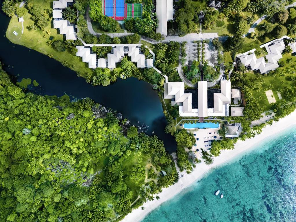 Kempinski Seychelles Resort skats no augšas: lagūna, pludmale un tropu dārzi